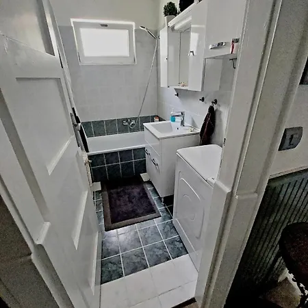 Midi Room, Free Parking, Terrace, Ac, Wifi Gæstehus
